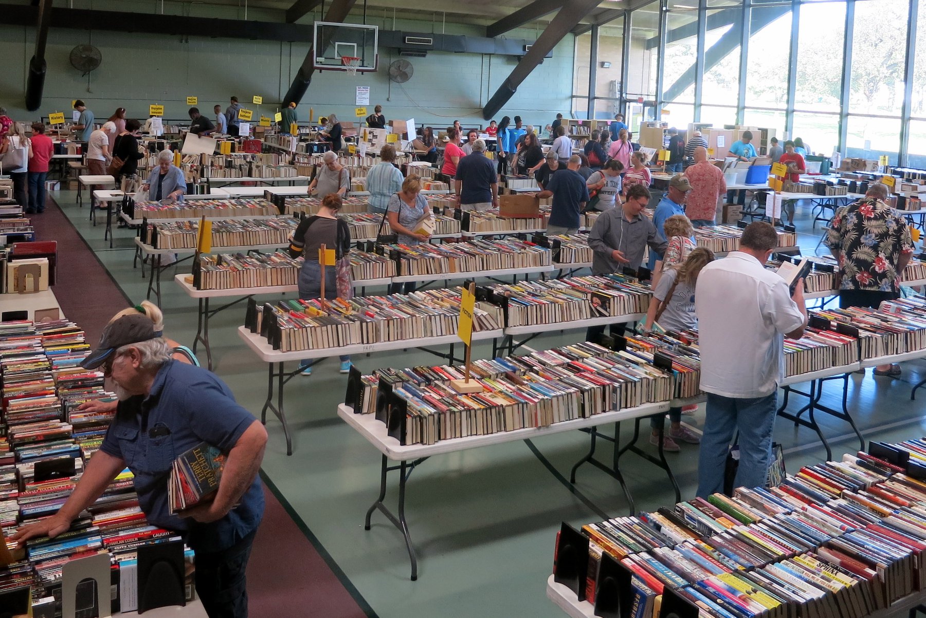 image of people looking for books